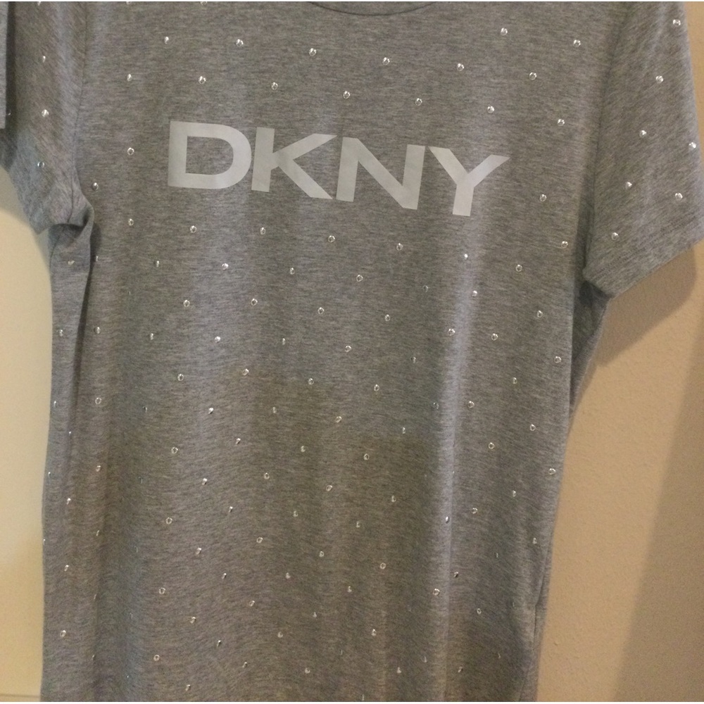 DKNY SHORT SLEEVE Tee. Small stud detail on front. Size S